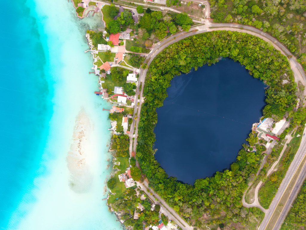 Cenote Negro en la Laguna de Bacalar